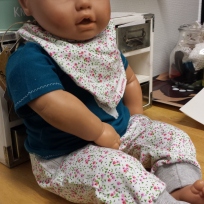Ett trött henbarn i nya kläder efter att marknadsoutfiten blev såld